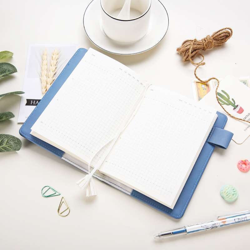 ブックカバー 愛らしい猫柄のブルーレザー手帳カバー